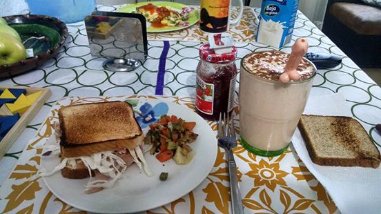 El que hambre tiene en pan piensa