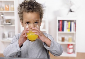 Pros_y_contras_de_los_jugos_de_frutas_para_niños