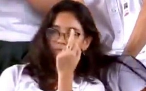 Cámaras del evento capturaron el momento en que la joven hace señal obscena