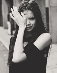 black-and-white-cry-girl-Favim.com-159674