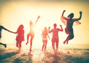 amigos-saltando-felices-1024x733