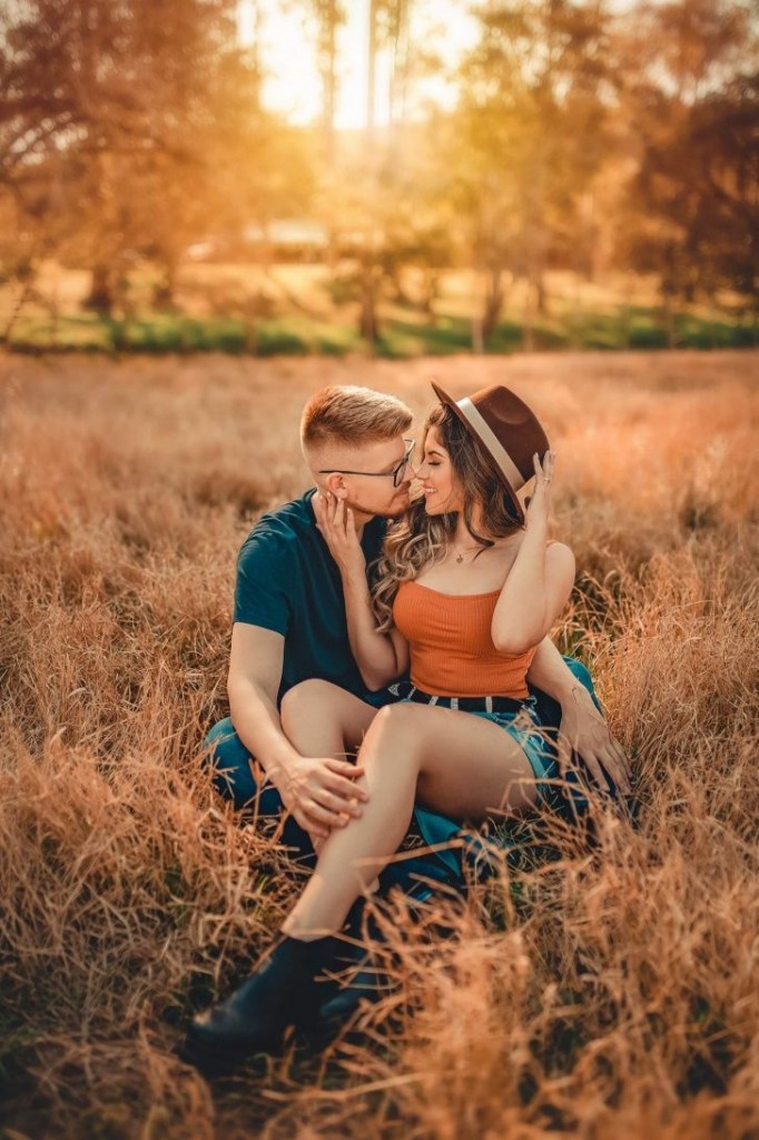 affection-couple-grass-2791486.jpg_686523296