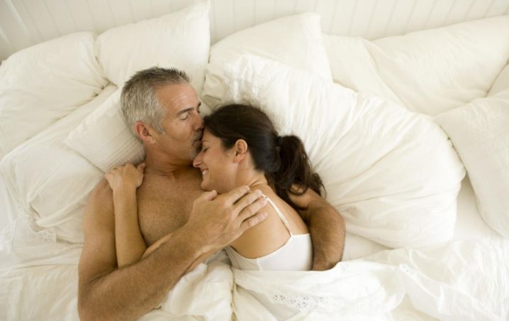 coxmo_hacer_feliz_a_un_hombre_mayor_en_la_cama_1.jpg_793492074