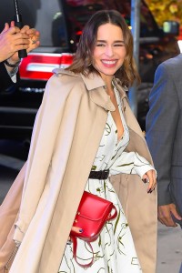 Emilia Clarke- vestido blanco- Victoria Beckham