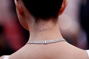 el-tatuaje-en-el-cuello-de-selena-gomez