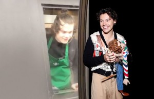 harry-styles-doble-starbucks-1024x660