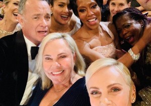 charlize-oscars-selfie