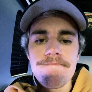 justin-bieber-afeita-bigote-1581932588