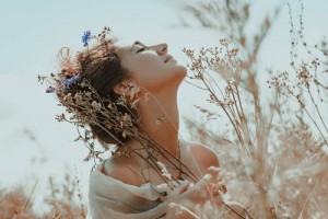 mujer-feliz-entre-flores