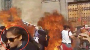 La agresora con bomba en el círculo rojo