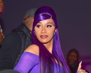cardi-b-pelo-morado-1584355555