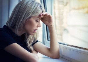 mujer-ansiedad-coronavirus-ventana