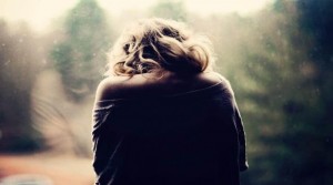mujer-de-espaldas-con-dolores-de-la-fibromialgia