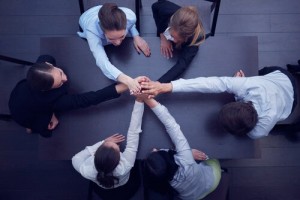 equipo-trabajo-poniendo-manos-a-una