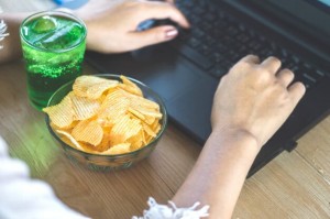 mujer-comiendo-papatas