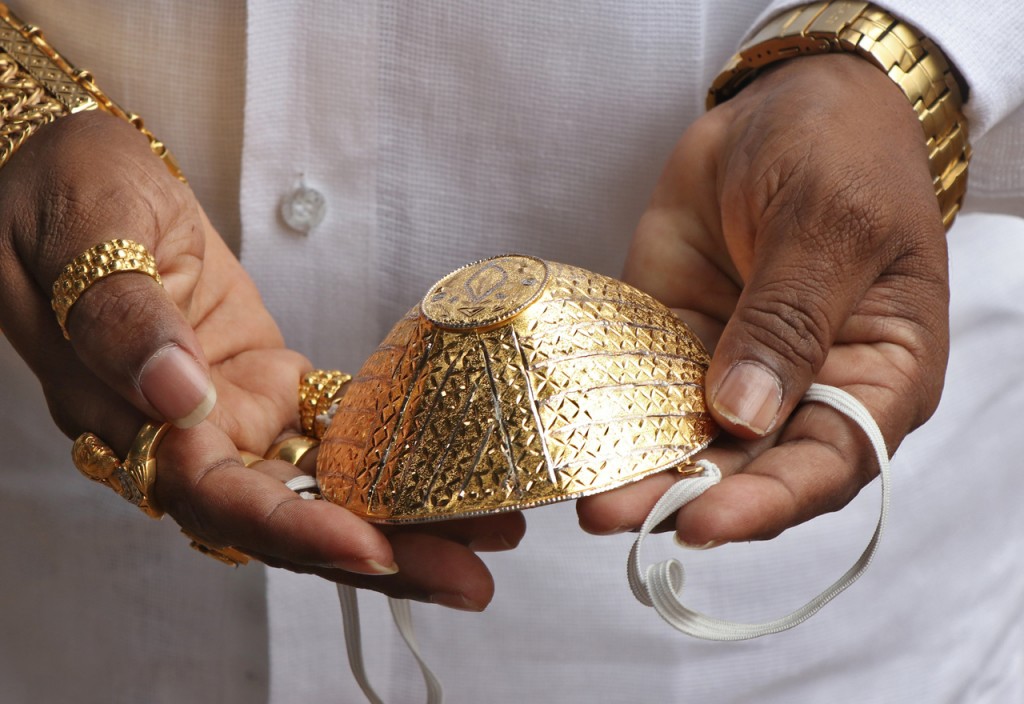 una mascarilla de oro