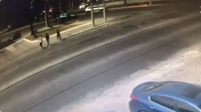 Asaltantes tratan de huir... pero su víctima los arrolla y mata a 2