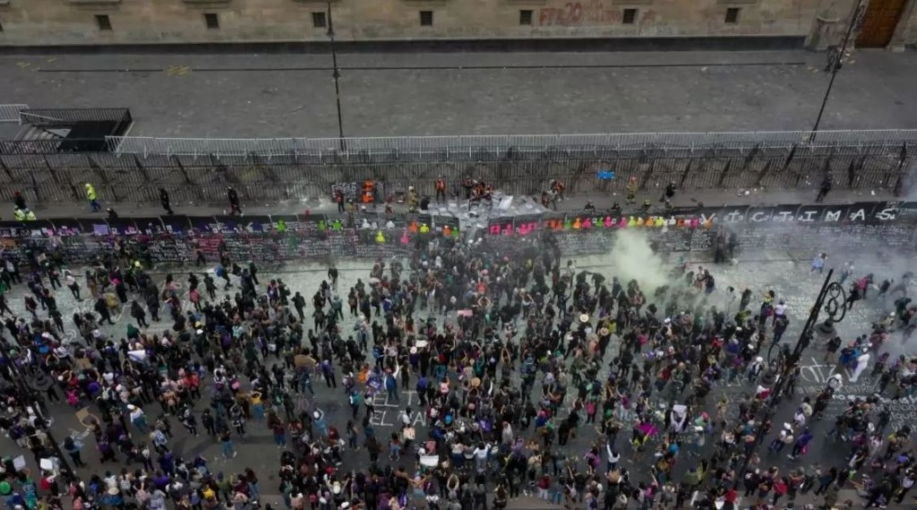 Hombres infiltrados encabezaron actos de violencia en marcha feminista, aseguran