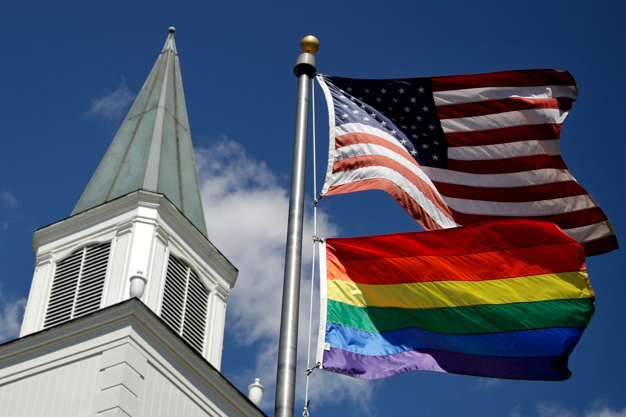 bandera-del-orgullo-lgbt-ondea-junto-a-la-de-eeuu