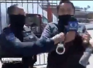 En Tijuana esposan Reportero y lo arrestan