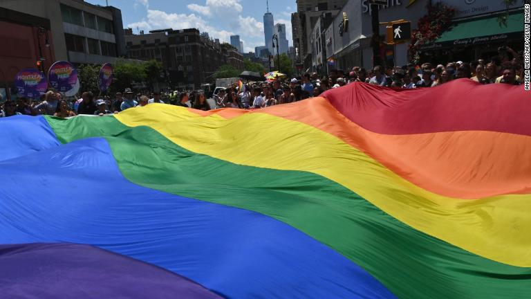 210601212330-mes-del-orgullo-lgbtq-nueva-york-desfile-story-tablet