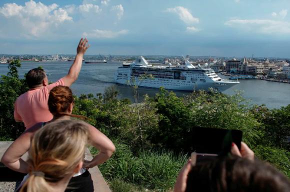 Cubanos-se-despiden-el-crucero-Empress-of-the-seas-5-junio-2019-580x384