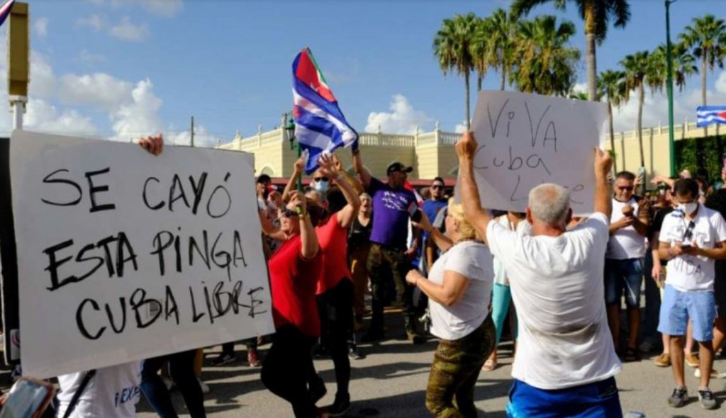 Presidente de Cuba convoca a 'revolucionarios comunistas' a enfrentar a manifestantes