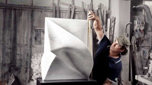 Sus obras de gran formato se instalarán en la bahía de Forte dei Marmi, mientras sus esculturas de pequeño y mediano formato serán exhibidas en la Galería Oblong
