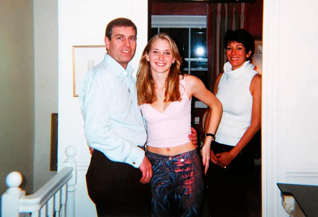 El príncipe Andrés y Virginia Giuffre (en el centro), en 2001. Al fondo, Ghislaine Maxwell, la ‘madame’ de Epstein.