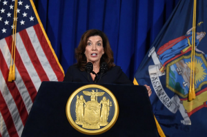 Kathy Hochul reemplazará a Andrew Cuomo como gobernador de Nueva York (REUTERS/Cindy Schultz)
