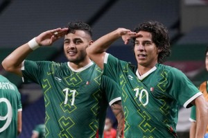 Alexis Vega y Diego Lainez celebran el tercer gol de México contra Japón, este viernes