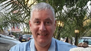 David Parker, quien era dueño de un club nocturno y frecuente crítico de las vacunas falleció debido a la enfermedad de coronavirus