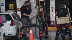 El erario va a absorber 2.7759 pesos del IEPS por cada litro de combustible y el consumidor va a pagar 2.3389 pesos