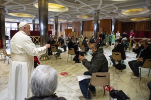 El papa Francisco celebró hoy su onomástica, San Jorge, junto a los vagabundos que acudieron al Vaticano para recibir la segunda dosis de la vacuna del coronavirus