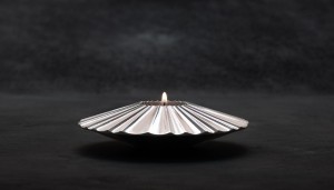 El primer objeto realizado en acero verde libre de fósiles del mundo, un candelabro diseñado por Lena Bergström