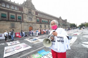 Integrantes del Movimiento por Nuestros Desaparecidos en México (MNDM) realizan una protesta frente a Palacio Nacional, en el marco del Día Internacional de las Víctimas de Desapariciones Forzadas