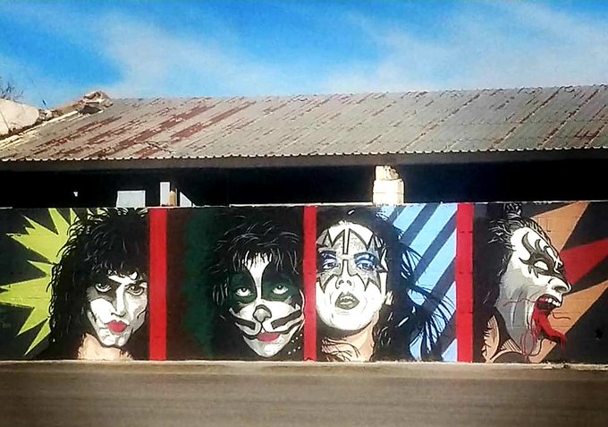 kiss-mural