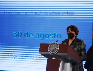 La secretaria de Educación Pública, Delfina Gómez, durante la conferencia de prensa matutina en Palacio Nacional, el 12 de agosto de 2021.