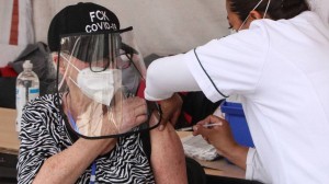 La vacuna Covid-19 de Pfizer se prepara con una mezcla conocida como diluyente que es solución salina