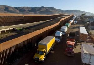 Tráilers en el cruce fronterizo en Tijuana, Baja California, para entrar a territorio estadunidense