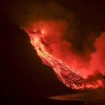 Volcán de La Palma: la lava llega al mar y causa preocupación por la emisión de gases nocivos