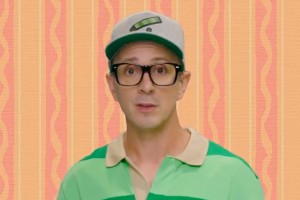 El presentador original de “Blue’s Clues”, Steve Burns, apareció en un video publicado en Twitter el martes, casi 20 años después de su repentina salida del programa.