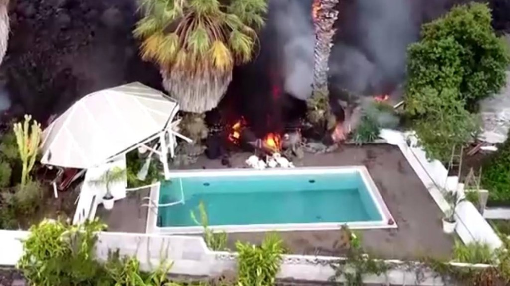 El volcán Cumbre Vieja, en islas Canarias, consume una alberca en segundos. Foto Reuters.