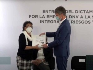 El director de la empresa DNV, Eckhrd Hinrichsen, entregó el dictamen a la titular de la Secretaría de Gestión Integral de Riesgos y Protección Civil de la Ciudad de México