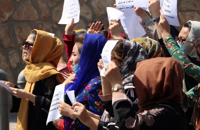 los-talibanes-dispersan-una-protesta-de-mujeres-con-gases-y-tiros-al-aire
