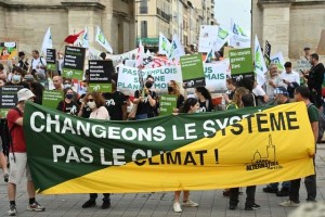 Protesta para exigir acciones contra el cambio climático, en el marco del Congreso Mundial de la Naturaleza en Marsella