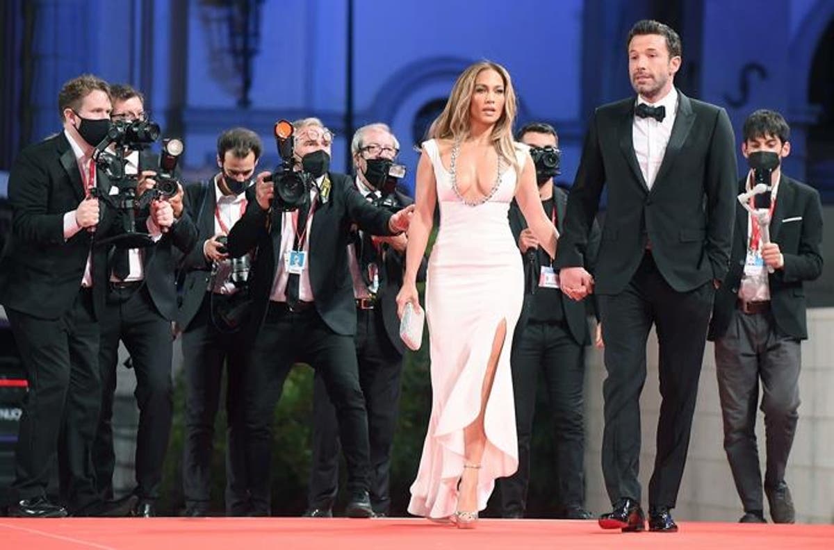 una-alfombra-roja-para-el-amor-jennifer-lopez-y-ben-affleck-se-roban-las-miradas-en-venecia