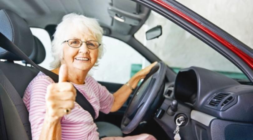 Mujer mayor al volante