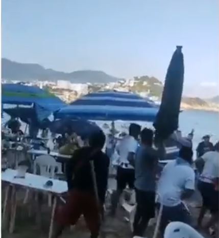 Turistas vs. meseros en La Roqueta de Acapulco