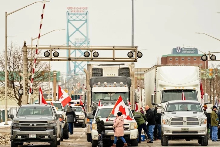 Bloqueo del puente Ambassador, que comunica Ontario con Detroit